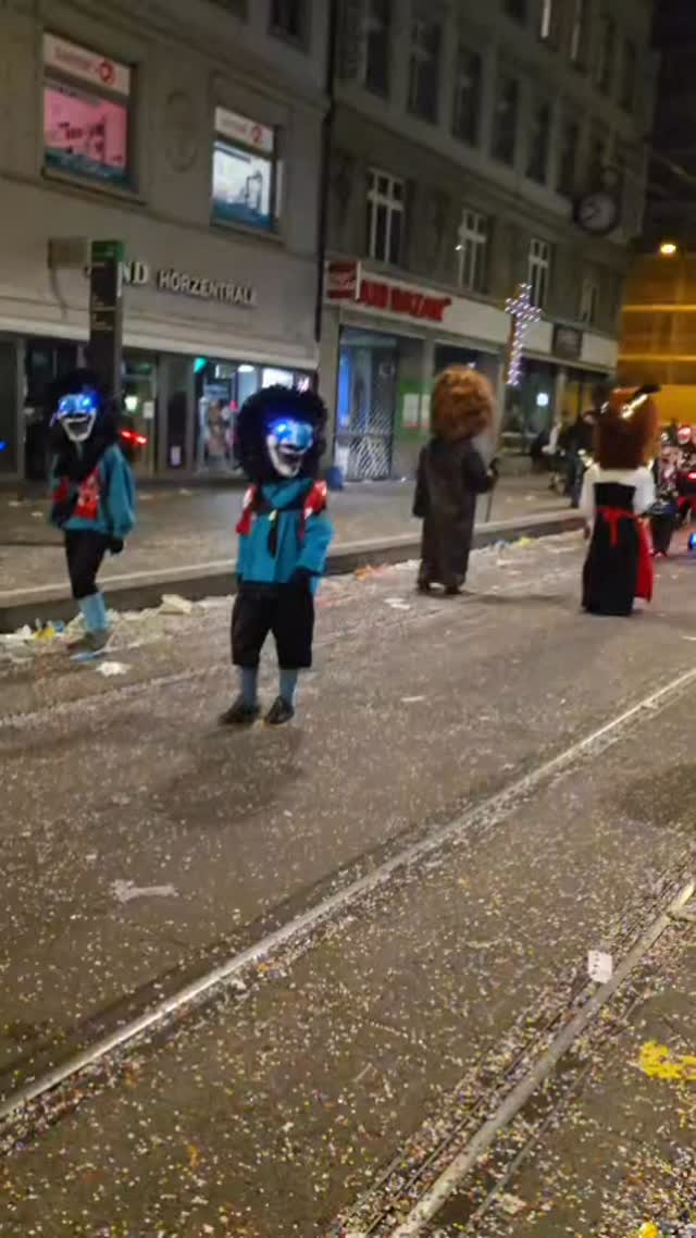 Monschter-Marsch mit @guggemuusigstachelbeeri @birsblootere1959 🤩🩵🤍🖤 

#junggarde #junggarde2018 #basel #fasnacht #guggemuusig