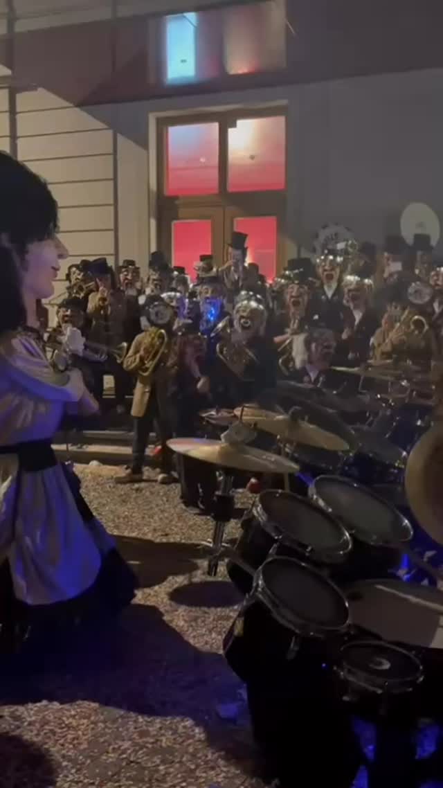 Basler Fasnacht 2026 • ROAR mit de @stenzer_gugge_63 🤩🩵🤍 

#junggardebasel #junggarde2018 #fasnacht #guggemuusig #basel