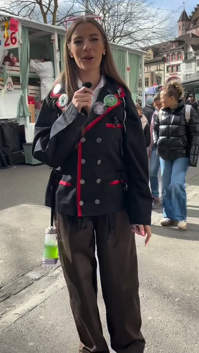 Basler Fasnacht 2026 • Interview mit unsere Reporterin Chayenne 🩵🤍

#junggardebasel #junggarde2018 #fasnacht #basel #guggemuusig